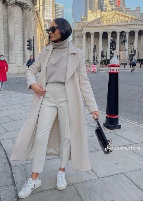 15 Must-Have Fall Travel Outfits: Your Ultimate Guide to an Autumn Getaway Winter Outfits Italy Cold Weather, Eurotrip Outfits, Madrid Outfits, Mantel Outfit, Fall Travel Outfit, Ny Outfits, Nyc Outfits, New York Outfits, Mode Zara