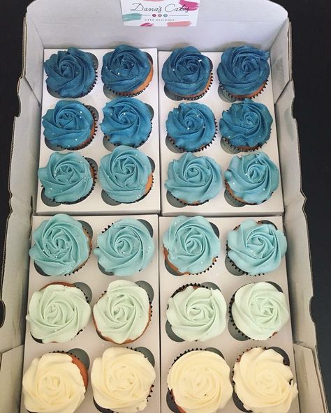 Ombré cupcakes blue Blue Cupcake Designs, Ombre Cupcakes Frosting, Blue Cupcakes Decoration, Blue Icing Cupcakes, Blue Rose Cupcakes, Shades Of Blue Cupcakes, Blue Frosted Cupcakes, Blue Wedding Cupcakes Ideas, Ombré Cupcakes