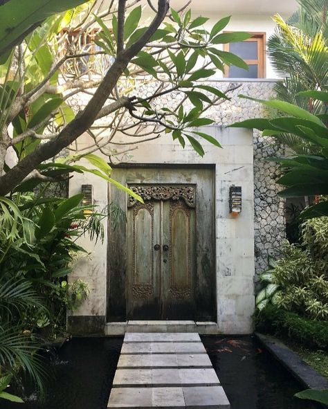 Gardens and Architecture on Instagram: “Stunning entrance to a villa in Seminyak, Bali.  Photo via @bali.travel4women . . . .…” Bali Doors Entrance, Bali Entrance, Bali Door, Bali Summer, Balinese Garden, Small Villa, Stone Wall Design, Gate Ideas, Bali House