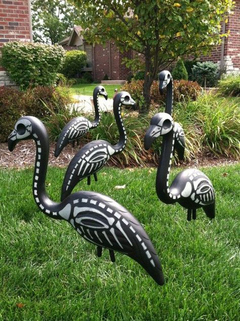 25 Most Creepy Halloween Decor With Animal Themes | Home Design And Interior Deco Cinema, Adornos Halloween, Hemma Diy, Manualidades Halloween, Halloween Tattoo, Halloween Yard, Theme Halloween, Maquillage Halloween, Halloween 2020