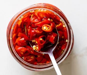 Pickled Chillies, Cayenne Pepper Recipes, Crispy Pickles Recipe, Baked Pickles, Easy Pickling Recipes, Easy Pickle, Easy Chilli, Healthy Taco Recipes, Fried Pickles Recipe