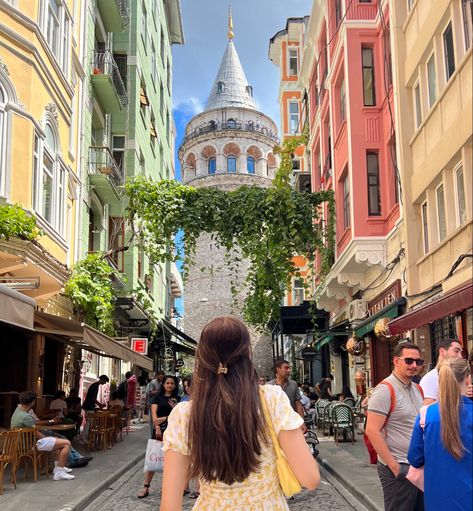 beautiful architecture and colorful aesthetics of travel photography for insta or inspo Turkey Instagram Pictures, Istanbul Picture Ideas, Istanbul Trip, Istanbul Pictures, Europe Pics, Istanbul Fashion, Istanbul Photography, Aesthetic Photos, Posing Ideas