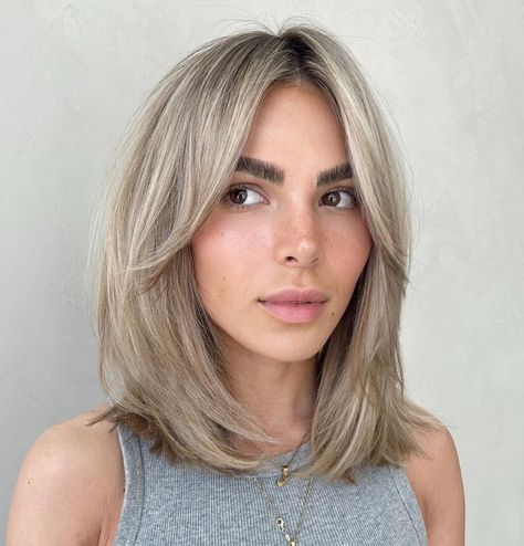 Long Straight Bob Haircut, Dark Hair Bangs, Blonde Hair With Fringe, Long Shaggy Bob, Cold Blonde, Haircuts To Try, Long Bob With Bangs, Medium Length Blonde Hair, Trendy Bob Hairstyles