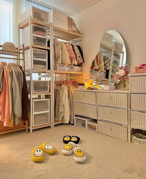 Korean Closet Room, Korean Wardrobe, Korean Closet, Korean Apartment Interior, Easy Room Decor, Wardrobe Room, Apartment Bedroom Decor, Minimalist Home Interior, Closet Room