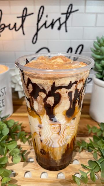 Snickers Coffee Recipe, Snickers Iced Coffee, Espresso Capsules, Cafe Drinks, Snickers Bar, Ghirardelli Chocolate, Homemade Coffee, Caramel Syrup, Latte Recipe