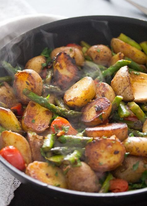 Potato And Asparagus Recipe, Asparagus And Potatoes, Pan Fried Asparagus, Fried Asparagus, Pan Fried Potatoes, Asparagus Stir Fry, Sauteed Potatoes, Asparagus Recipes Baked, Butter Chicken Curry