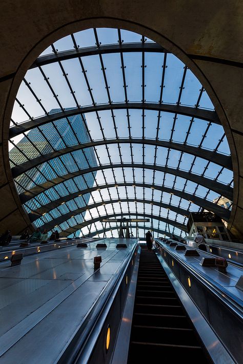 CANARY WHARF TUBE STATION | CANARY WHARF | LONDON | ENGLAND: *London Underground: Jubilee Line* Transportation Architecture, Paradise Places, The Day After Tomorrow, Underground Tube, London Overground, Future Architecture, Underground Station, Industrial District, Foster Partners