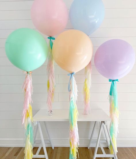 WE DECORATE. YOU CELEBRATE. on Instagram: “Macaroons? Why Yes! In our world pastel balloons are often called macaroon balloons. 🤷🏼‍♀️ So…now you know; even if you didn’t want too.…” Unicorn Balloon Ideas, Tassle Balloons, Balloons On Sticks, Balloon Rainbow, Princess Balloons, Candy Balloons, Balloon Tassel, Jumbo Balloons, Unicorn Balloon