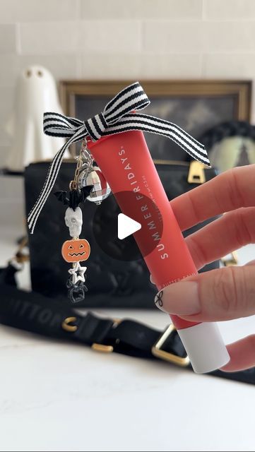 Stephanie Hanna on Instagram: "Lipgloss Charm Chain DIY Fall Edition 🎃 This is a fun activity to do with your girlfriends over coffee. It makes me so happy every time I pull it out of my purse.👜   🖤Save & Share with a friend you would like to make these with.  . . . . #diycraft #diycrafts #makeitwithmichaels #craftideas #diylipgloss #diykeychain #summerfridays #lipglossjunkie" Lipgloss Charms Diy, Charm Crafts Diy Projects, Diy Lip Gloss, My Purse, Fun Activities To Do, Charm Chain, Diy Keychain, Diy Charms, Purse Charms