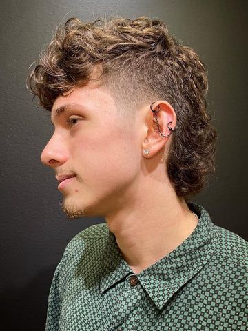 Short Faded Mullet, Curly Hair Mohawk Boys, Mullet Men Aesthetic, Mullet Hairstyle Mens Curly Long, 2024 Mullet Hairstyle Men, Short Hairstyles For Men Curly Hair, High Fade Mullet, Hairstyles Packing Gel, Curly Mullet Shaved Sides