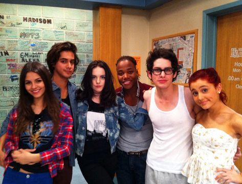 Ariana Grande in Victorious: (Season 3) - Picture 67 of 68 Avan Jogia, Victorious Tv Show, Victorious Nickelodeon, Victorious Cast, Tori Vega, Sam & Cat, Liz Gillies, Nickelodeon Cartoons, Nickelodeon Shows