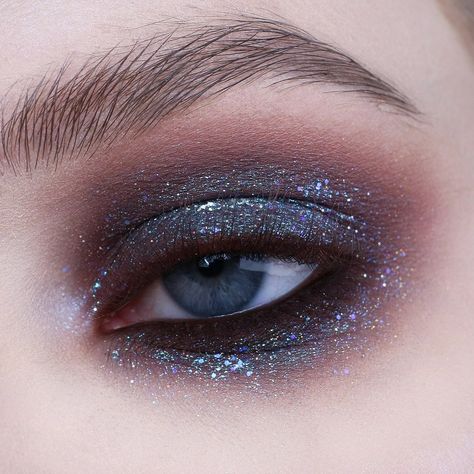 Starfall Makeup, Wiccan Makeup Looks, Chromatic Makeup, Chromatic Eyeshadow, Dreamy Makeup Look, Glitter Clothes, Editorial Make-up, Matte Make Up, Eye Makeup Glitter