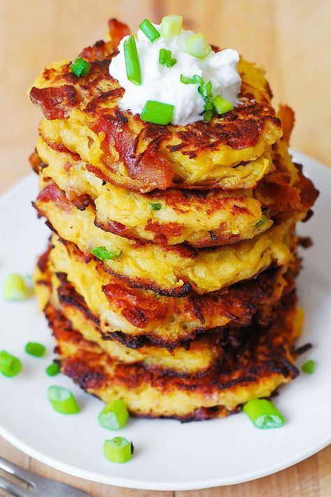 Bacon spaghetti squash fritters! Substitute coconut flour, and a touch of (coconut milk to soften) to make them #Paleo #Low-Carb & #Gluten-Free Bacon Spaghetti Squash, Spaghetti Squash Fritters, Bacon Spaghetti, Squash Cakes, Healthy Squash Recipes, Spaghetti Squash Recipes Easy, Squash Fritters, Courge Spaghetti, Good Kids