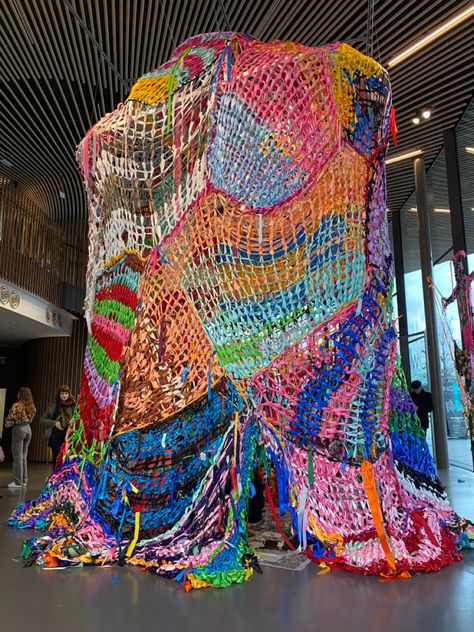 Net Installation Art, Yarn Art Installation, Fiber Installation Art, Fabric Installation Art Textiles, Textile Installation Art, Quilt Sculpture, Knitted Installation, Woven Sculpture, Textile Installation