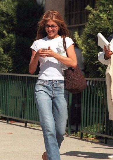 Model Off Duty Style 90s, 90s Models Off Duty, Jennifer Aniston Friends, Model Off Duty Outfits, Rachel Green Outfits, Jennifer Aniston Style, Jenifer Aniston, Off Duty Outfits, 90s Inspired Outfits