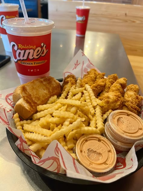 Cane’s fast food picture Worst Foods To Eat, Raising Canes, I Want Food, Workout Eating, Fast Food Places, Best Fast Food, Cardinal Christmas, Junk Food Snacks, Food Babe