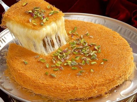 Knafeh Knafeh Recipe, Cheese Dessert Recipes, Arabisk Mad, Middle Eastern Sweets, Arabic Sweets Recipes, Lebanese Desserts, Arabic Desserts, Arabic Dessert, Middle East Recipes