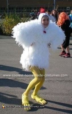 Halloween is next month and I wanted to have a great costume. However, I did not know what I was going to be yet! Frantically, I started brainstorming and Homemade Chicken Costume, Chicken Costume Diy, Baby Chicken Costume, Farm Costumes, Costumes Unique, Kid Costumes, Chicken Halloween, Chicken Costume, Fluffy Chicken