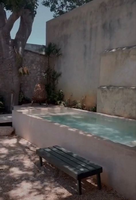 Mini Piscina Patio, Cement Pools, Ideas Terraza, Dipping Pool, Courtyard Pool, Minimalism Design, Mini Pool, Small Pool Design, Natural Swimming Pool