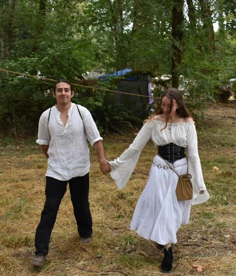 Ren Faire Diy Easy, Ren Fair Couples Costumes, Simple Renfaire Outfit, Easy Rennaisance Costume, Rennaisance Outfits Couples, Rennasaince Costumes, Cottagecore Couple Outfits, Medieval Couple Costume, Renesance Outfits