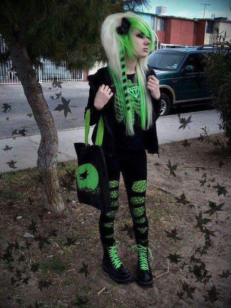 emi girl green hair green and black clothes green and black bag Emo Scene Girls, Flat Twist Out, Gothic Ideas, Emo Princess, Scene Goth, Emo Stuff, Outfits 2000s, Scene Outfits, Cute Emo