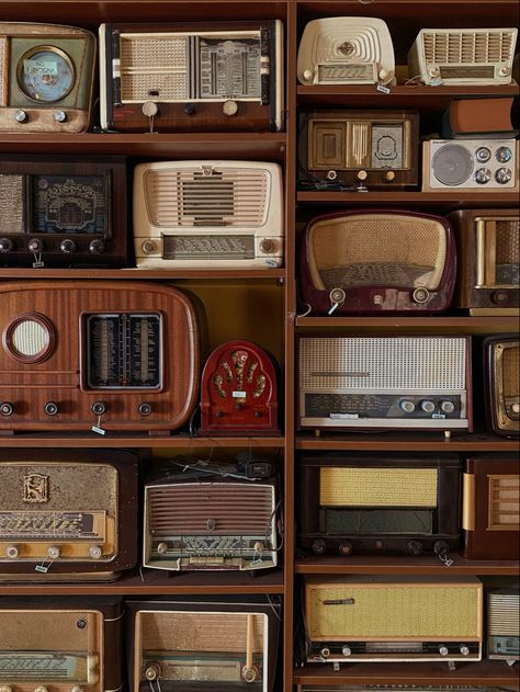 Radio Aesthetic Wallpaper, 90s Brown Aesthetic, Brown Retro Aesthetic, Retro Radio Aesthetic, Old Radio Aesthetic, Vintage Radio Aesthetic, Old Radio Vintage, Vintage Music Aesthetic, 90s Radio