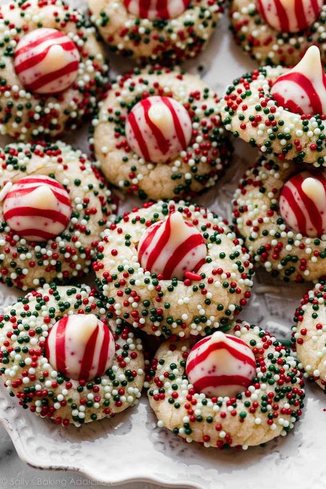 Candy Cane Kiss Cookies, Peppermint Kisses, Unique Christmas Cookies, Christmas Desserts Easy, Christmas Baking Recipes, Candy Cane Cookies, Kiss Cookies, Hot Chocolate Cookies, Sally's Baking