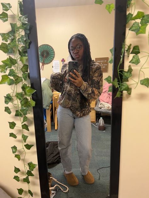 Camo Shirt Outfit Aesthetic, Camo Long Sleeve Shirt Outfit, Uggs Outfit Black Women, Black Camo Leggings Outfit, Camo Sweater Outfit, Camo Top Outfit, Camo Sweatshirt Outfit, Ugh Slippers Outfits, Camo Hats Outfits