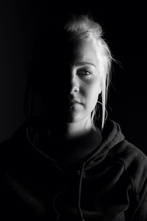 This is an example of a side light image. The use of side lighting only illuminates half of her face. This effect gives the image a different depth than the other types of lighting. Therefore it gives the picture a dark and ominous feeling. Also, her stoic look makes you wonder what the other side of her face may look like. Split Lighting, Light Shoot, Side Portrait, Dark Portrait, Portrait Lighting, Face Pictures, Dramatic Lighting, Light Images, Composition Photography