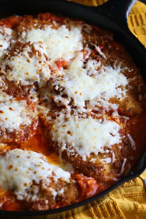 Skillet Chicken Parmesan Skillet Chicken Parmesan, Best Easy Dinner Recipes, Cookies And Cups, Chicken Parmesan Recipe, Easy Chicken Parmesan, Easy Chicken Dinner Recipes, Cast Iron Recipes, Chicken Main Dishes, Cast Iron Cooking