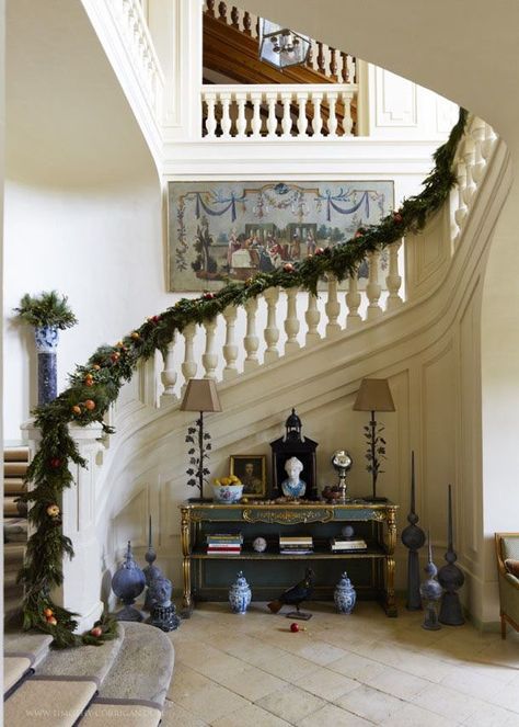 Château du Grand-Lucé Beautiful Stairways, Chateau Christmas, Amy Chaplin, Christmas Staircases, Stairways Ideas, Interior Entryway, Outdoor Staircase, Timothy Corrigan, Christmas Outdoors