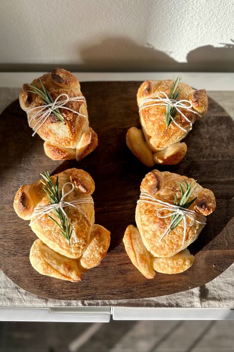 Make these adorable tiny turkey sourdough loaves to serve at your Thanksgiving dinner! Full recipe and shaping tutorial on my YouTube channel. Thanksgiving Sourdough, Turkey Bread, Turkey Loaf, Thanksgiving Bread, Homemade Sourdough Bread, Bread Shaping, Perfect Thanksgiving, Sourdough Baking, Sourdough Bread Recipe