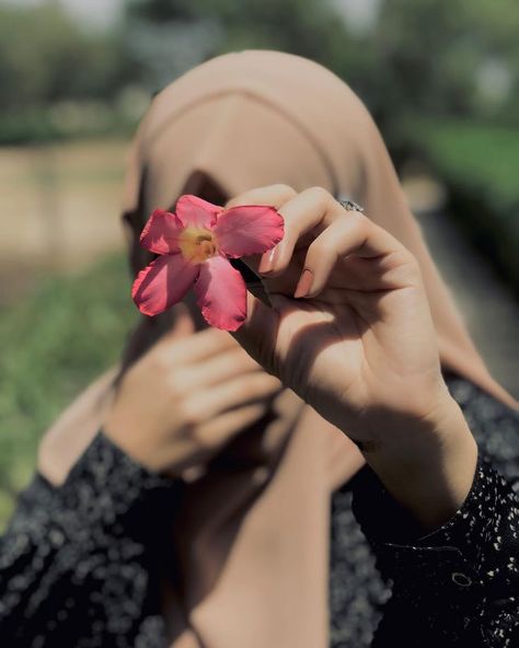 ❣️ Hijab Girl Dpz Hidden Face, Muslim Dp, Girls Dpz Stylish, Good Vibes Wallpaper, Green Screen Images, Pretty Flowers Photography, Eid Photoshoot Ideas, Makeup Hacks Videos, Hijab Dp