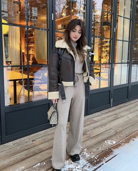 Outfit Con Montone, Aviator Jacket Outfit Winter Style, Zara Aviator Jacket, Aviator Jacket Outfit, Zara Winter Jacket, Simple Work Outfits, Winter Jacket Outfits, Pilot Jacket, Aviator Jacket