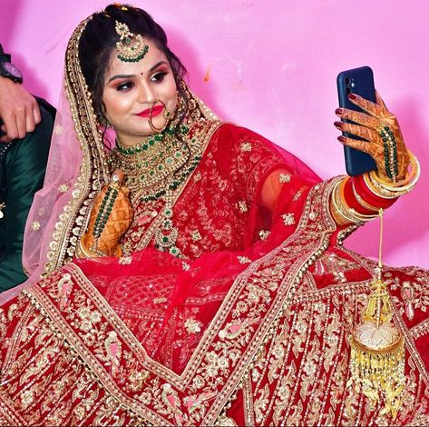 Sadi Pose Indian Fashion, New Dulhan Pose, Wedding Dulhan Pose, विवाह की दुल्हन, Wedding Outfits Indian, शादी की तस्वीरें, Indian Bride Poses, Indian Bride Photography Poses, Bride Photos Poses