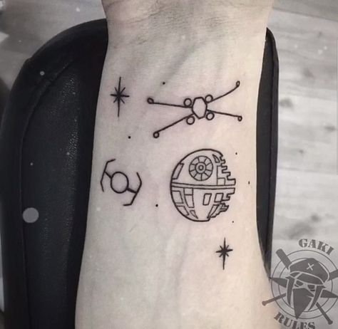 Minimalist Star Wars Tattoo, R2d2 Tattoo, Minimalist Star Wars, Nerdy Tattoos, Nerd Tattoo, Wicked Tattoos, Star Wars Tattoo, Tattoo Style Drawings, Time Tattoos