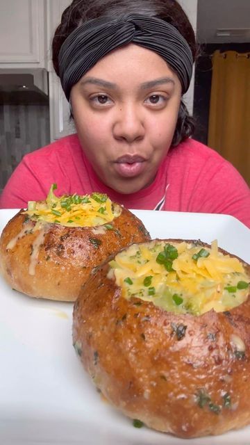 Broccoli Cheese Soup Bread Bowl, Soup Recipes For Bread Bowls, Soup Bread Bowl, Broccoli Bowl, Vegetable Bouillon, Bread Bowl Recipe, Lunch Meals, Good Soup, Cream Of Broccoli