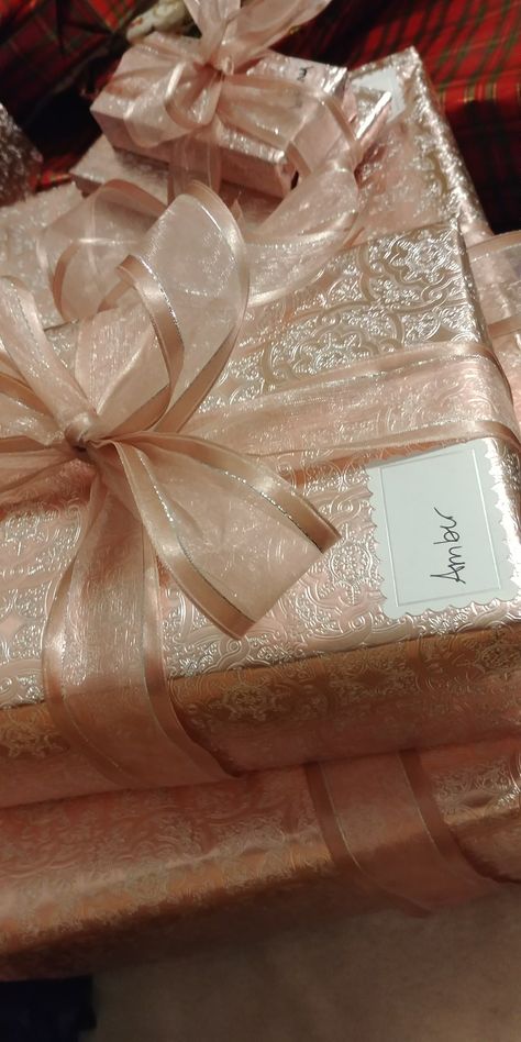 Rose gold wrapping Natal, 18th Birthday Gift Wrapping Ideas, Pretty Presents Wrapping, Wrapped Birthday Presents Aesthetic, Aesthetic Present Wrapping, Fancy Christmas Wrapping Ideas, Present Wrapping Ideas Birthday, Wrapping Christmas Presents Aesthetic, Kardashian Christmas Wrapping