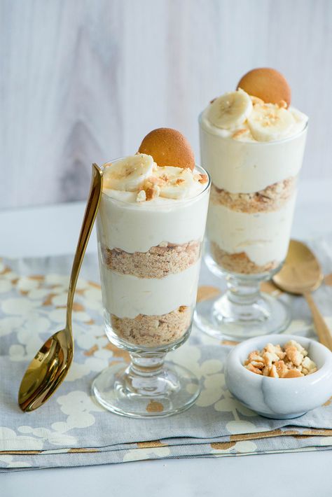 Banana Cream Parfait Bake Banana, Dessert Mousse, Parfait Cups, Parfait Desserts, Fruit Parfait, Mini Bananas, Parfait Recipes, Banana Dessert, Banana Cream Pie