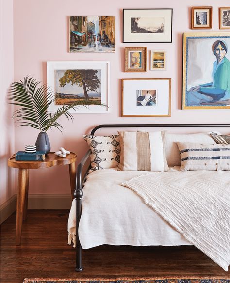 10 Small Guest Room Ideas That Are Larger Than Life Small Guest Room Ideas, Small Guest Bedroom Ideas, Small Guest Rooms, Guest Bedroom Ideas, Small Guest Room, Small Guest Bedroom, Ideas Hogar, Emily Henderson, Baby Rooms