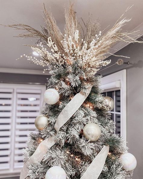 Kristina Khaireddine on Instagram: “Have you seen pampas grass in a Christmas tree before?! I don’t think so! 🌾🌲I wanted to do something different this year, but keep it…” Champagne Christmas Tree Topper, Boho Christmas Tree With Pampas, Boho Christmas Tree Topper Ideas, Pampas Grass On Christmas Tree, Christmas Tree With Pampas Decor, Pompadour Grass Christmas Tree, Neutral Tree Topper, Pampas Grass Tree Topper, Pampas Grass Christmas Tree Topper