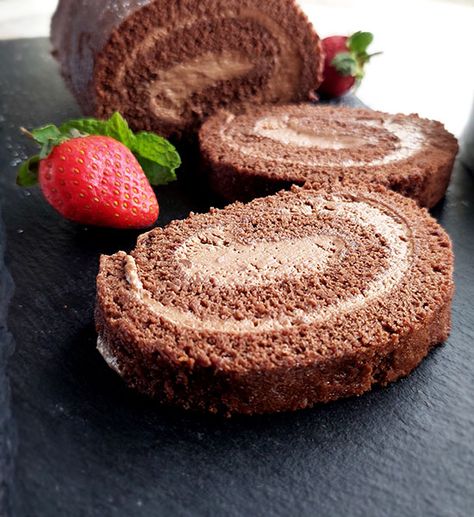 Chocolate Swiss Cake Roll, Chocolate Sponge Cake Roll, Chocolate Jelly Roll Cake Easy, Rolled Chocolate Cake, Chocolate Cake Roll From Box Cake, Roulade Cake Recipe, Swiss Roll Cake Filling, Chocolate Cake Roll Recipe Easy, Chocolate Roll Cake Recipe Easy