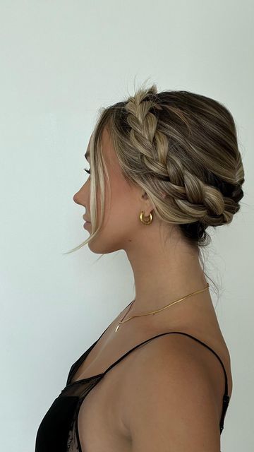 Aurora Lovestrand on Instagram: "This has to be one of my fav tutorials in a long while 🥹❤️ this braided crown hairstyle is actually very easy, you just need to know how to do a 3 strand braid! #hairtutorial #hairstyle #hairstyles #haircrown #braidedcrown #hairgoals #longhair #hairtrends #haircolor #hairtransformation #braidedhairstyles #hairvideo #hairblogger #toronto #torontoblogger #torontobloggers" Simple Braided Crown Hairstyles, Braid Crown Bridesmaid, Bun With Plait Around, Braid Headband Updo, Plait Hairband Hairstyles, Side Crown Braid, Braid Up Hairstyles, Braided Bridesmaid Hairstyles Updo, Two Braids To Bun