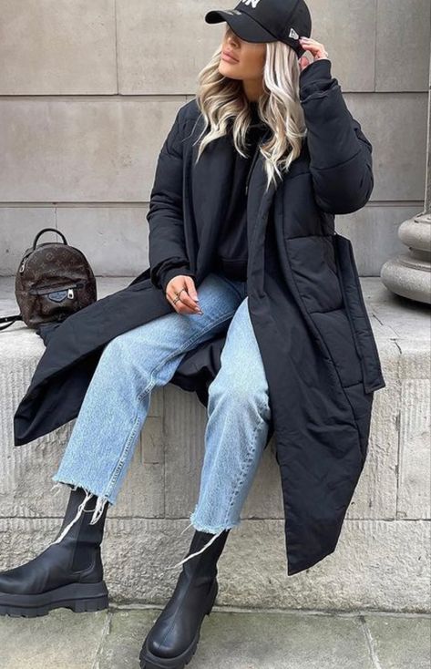 Puffer Vest Long Outfit, Winter Long Puffer Jacket Outfits, Oversized Long Puffer Jacket Outfit, Black Puff Coat Outfit, Black Long Puffer Coat Outfit, Long Down Jacket Outfit, Super Puff Long Outfit, New York Winter Outfit Cold Weather Style Fashion, Long Puffer Coat Street Style