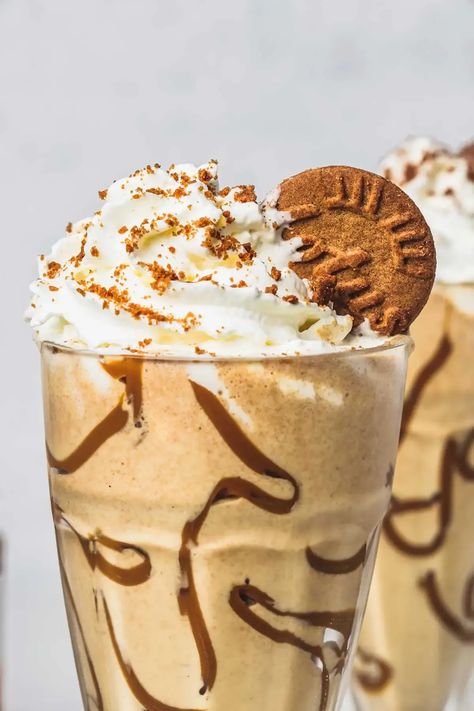 Comment faire un délicieux milkshake au Spéculoos ultra gourmand avec cette recette facile et très rapide pour une boisson crémeuse et glacée au saveur des biscuits Spéculoos. Biscoff Milkshake, Homemade Cookie Butter, Delicious Cookies Homemade, Oreo Milkshake, Biscoff Cookie Butter, Vegan Whipped Cream, Milkshake Recipe, Biscoff Cookies, Cookie Butter