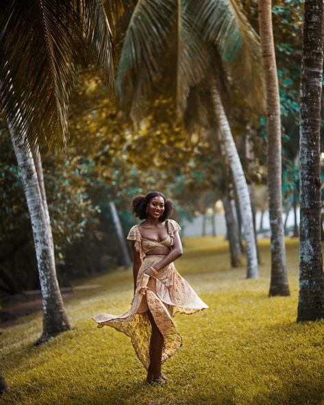 Efik Zara is Basically THE Ultimate Travel Style Inspiration | BN Style Outdoor Photoshoot Ideas, Birthday Photoshoot Ideas, 21st Birthday Photoshoot, Nature Photoshoot, Shotting Photo, Photographie Portrait Inspiration, Glam Photoshoot, Creative Photoshoot Ideas, Outdoor Photoshoot