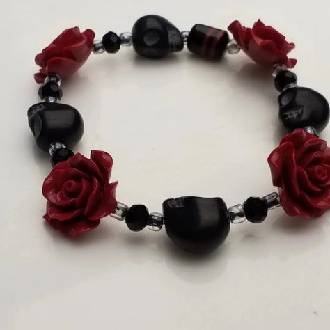 Roses with black skulls beaded Halloween Gothic bracelet Beaded Halloween, Gothic Jewelry Diy, Gothic Jewellery, Gothic Bracelet, Beaded Jewelry Bracelets, Halloween Gothic, Halloween Beads, Red Skull, Black Bracelet