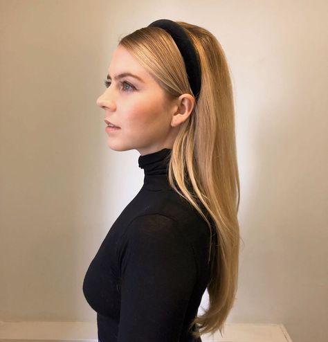 Black Headband Blonde Hair, Headband Hairstyles 60s, Velvet Headband Outfit, Black Head Band Hairstyles, Classy Headband Hairstyles, Head Bands Aesthetic, Black Headband Hairstyles, Straight Hair With Headband, Black Headband Outfit