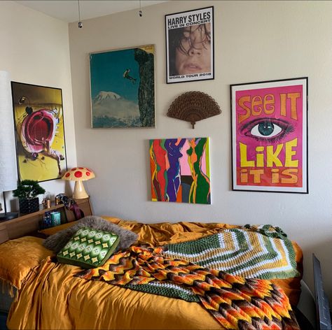 Quirky Retro Decor, Room Ideas Aesthetic Pop Of Color, Bedroom Artsy Aesthetic, Funky Eclectic Bedroom, Eccletic Room Decor, Funky Apartment Decor Bohemian, Retro Inspired Bedroom, Funky Dorm Room Ideas, Dorm Room Designs Vintage