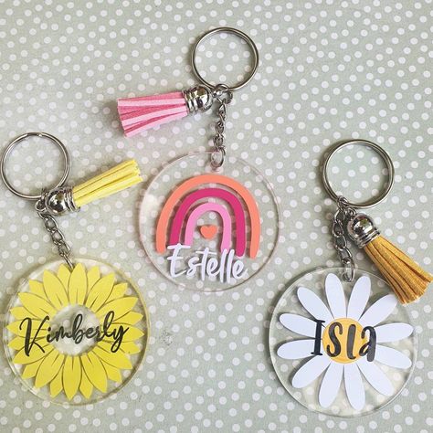 Fimo, Acrylic Round Craft Ideas, Acrylic Vinyl Keychains, Acrylic Tags Design, Cricut Keyring Ideas, Acrylic Keyring Ideas, Acrylic Circle Crafts, Circle Acrylic Keychain Ideas, Cricut Keyrings